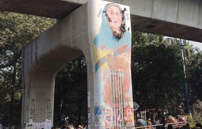 শেখ হাসিনার ছবি ঝুলিয়ে ৩০ মিনিট ধরে জুতা নিক্ষেপ