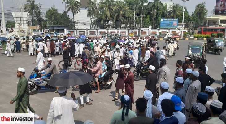 খুলনায় শিববাড়ি মোড়ে আওয়ামী লীগবিরোধী ছাত্র-জনতার অবরোধ, নিষিদ্ধের দাবি জোরালো