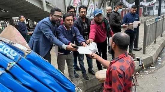 আওয়ামী লীগ নেতার লিফলেট বিতরণ করায় আটক ৪