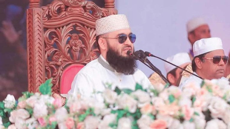 ময়মনসিংহে দুপুরে আজহারির মাহফিল, রাতেই মাঠে হাজারো মানুষ