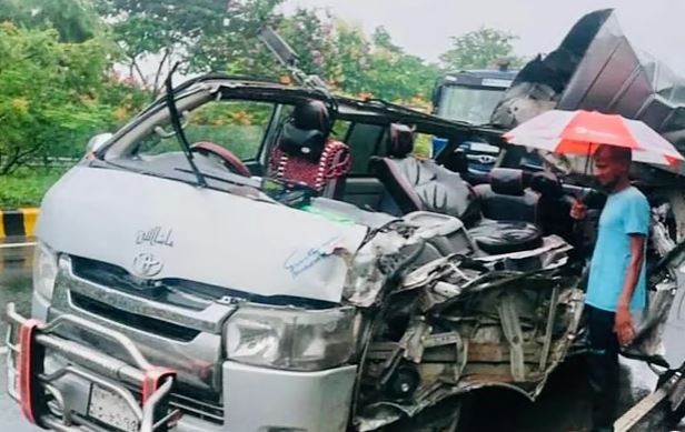 এক্সপ্রেসওয়েতে বাসের ধাক্কায় শ্বশুর-পুত্রবধূ নিহত, আহত ২