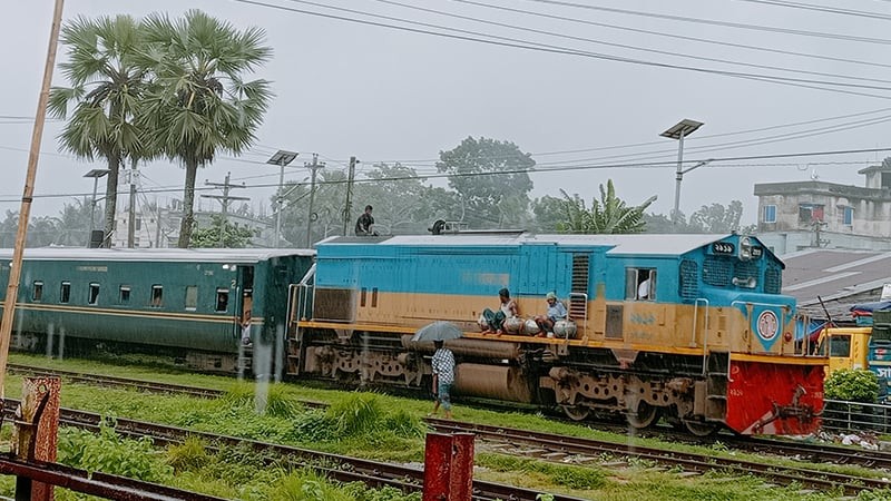 কুমিল্লার নাঙ্গলকোটে যাত্রী রেখে চলে গেল ট্রেন, স্টেশন মাস্টার সাময়িক বরখাস্ত