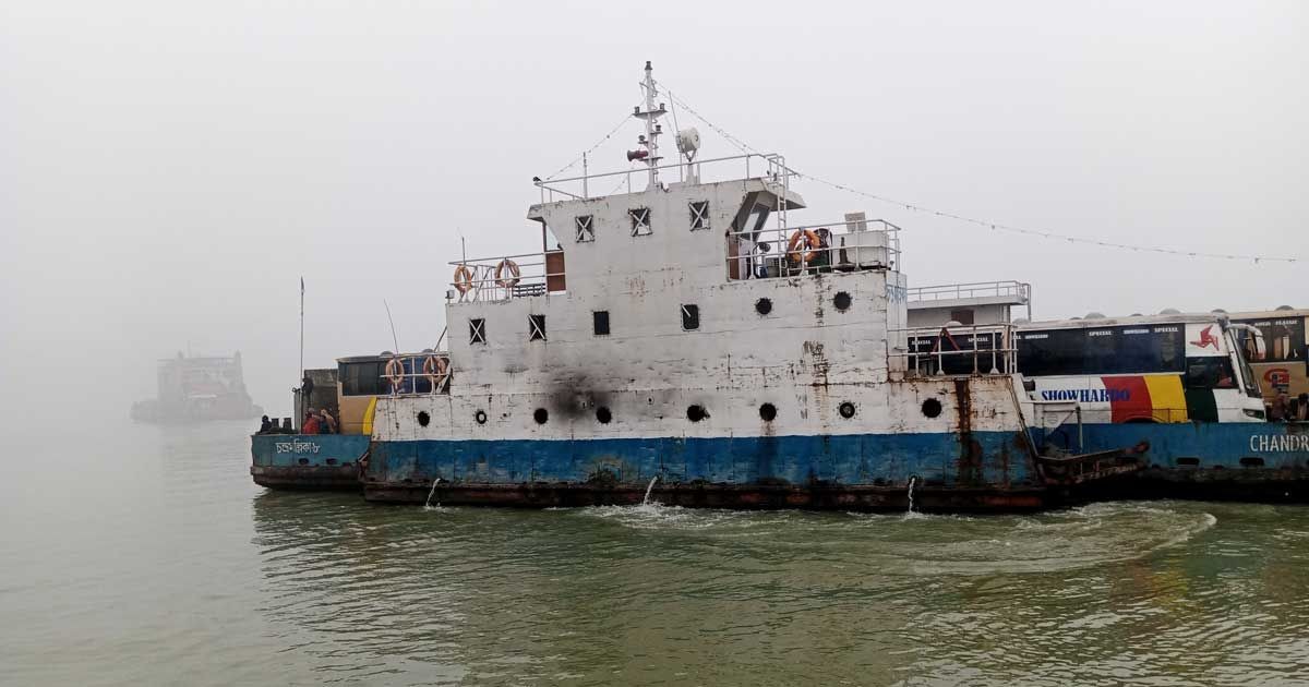 ১০ দিন ধরে চার কিলোমিটার জটে আটকা নৌ-যান