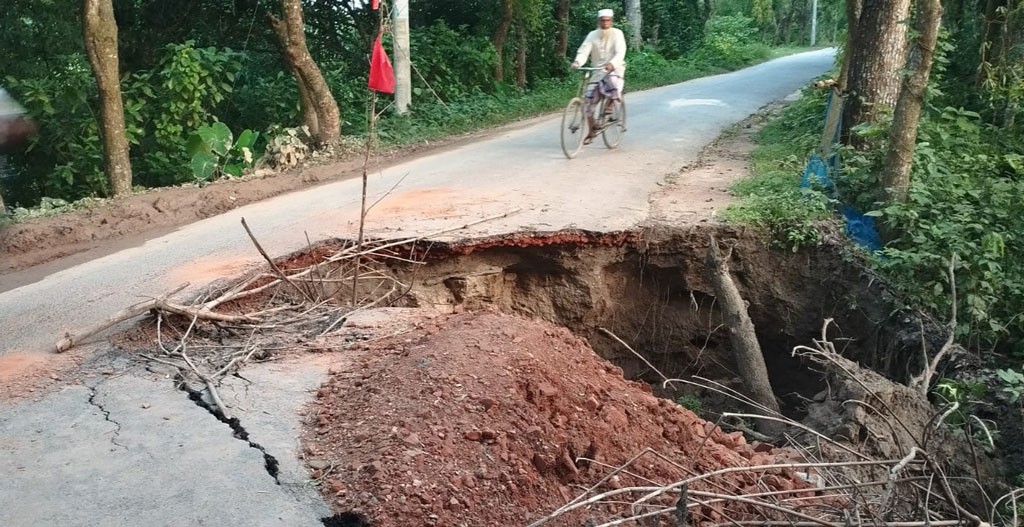 মেহেরপুরের গাংনীতে টানা বৃষ্টিতে সড়ক ভাঙন, বাড়ছে দুর্ঘটনার ঝুঁকি