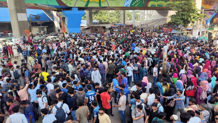 মহাখালী রেলক্রসিং অবরোধ তিতুমীর শিক্ষার্থীদের
