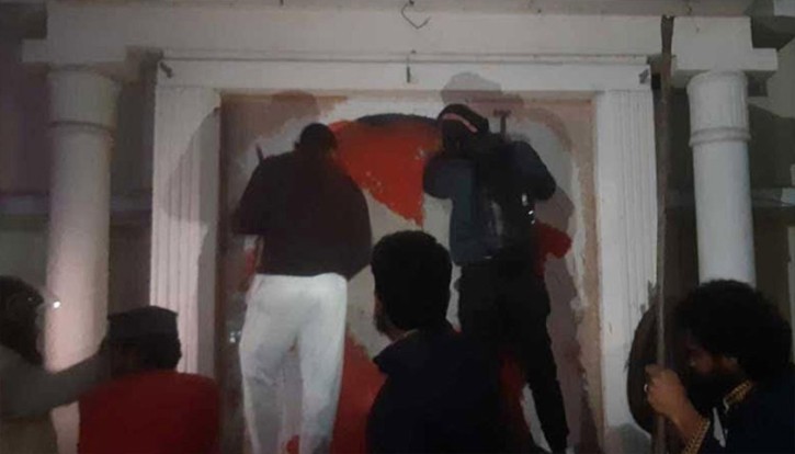 যশোরে শেখ মুজিবের সব ভাস্কর্য ও শেখ হাসিনার নামফলক ভাঙচুর