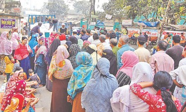 ৫০ টাকায় টি-শার্ট কিনতে ভীড়, লাঠিপেটা খেলো ক্রেতারা