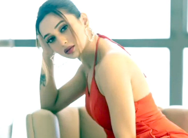 অন্যের সৌন্দর্য বা বয়স নিয়ে না ভেবে নিজের সৌন্দর্য খুঁজুন: পরীমণি