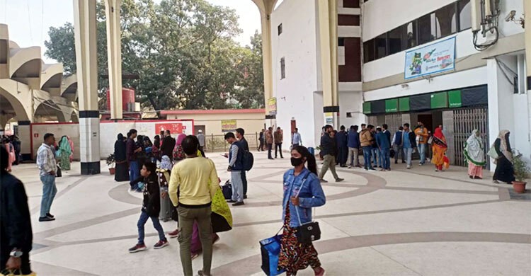রেললাইন অবরোধ, কমলাপুরে যাত্রীদের ভোগান্তি