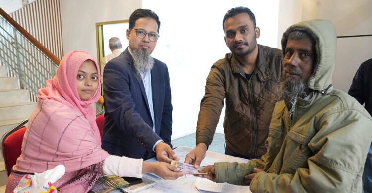 কড়াইল বস্তিতে আগুনে ক্ষতিগ্রস্ত ১২২ পরিবারকে অর্থ সহায়তা