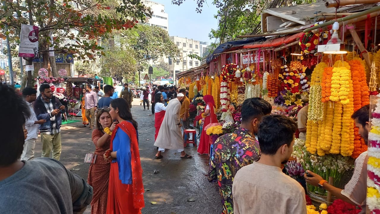ভালোবাসার দিবসে ক্রেতার অপেক্ষায় ফুল ব্যবসায়ীরা, কেনাবেচায় ধ্বস