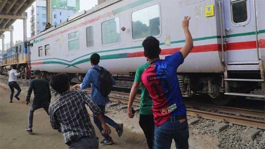 তিতুমীর শিক্ষার্থীদের অবরোধ: ঢাকার সঙ্গে উত্তর ও পশ্চিমাঞ্চলের রেল যোগাযোগ ব্যহত