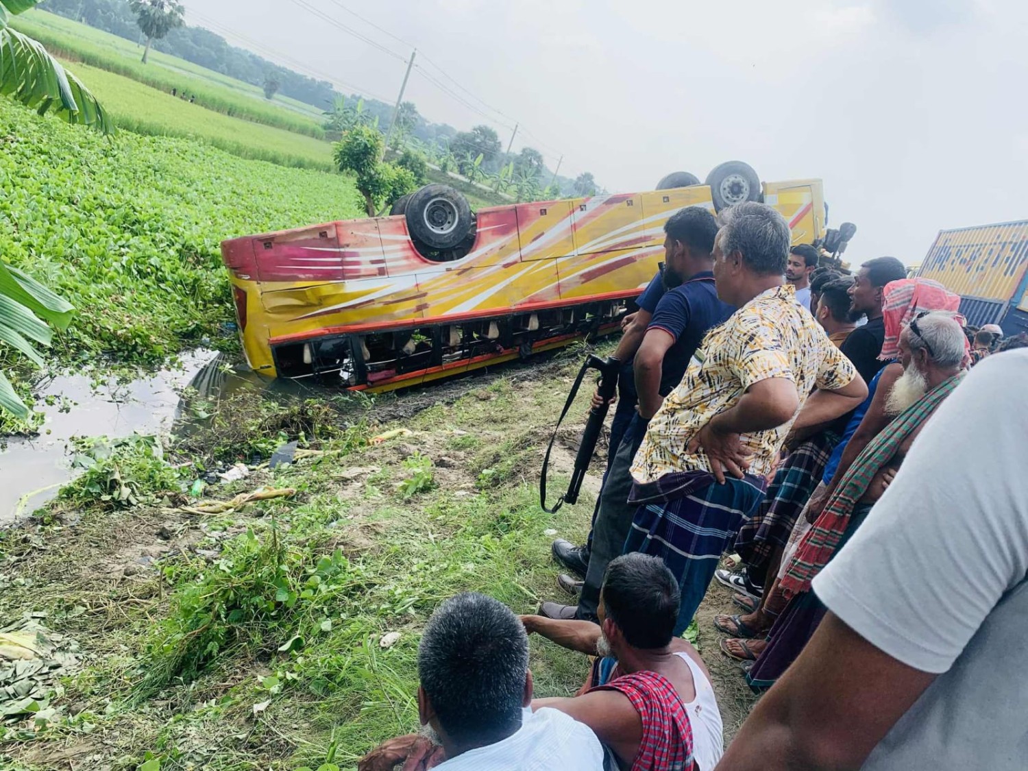 ভাঙ্গায় ভয়াবহ সড়ক দুর্ঘটনায় বাস খাদে। নিহত-১, আহত-০৮