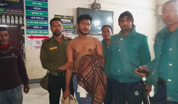 খুলনা মেডিকেল থেকে ভুয়া চিকিৎসক আটক