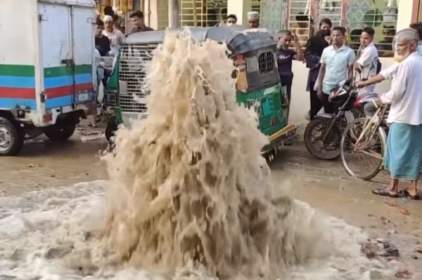 গাড়ির ধাক্কায় ওয়াসার পাইপ ফেটে পানি উঠে গেল ৪০ ফুট