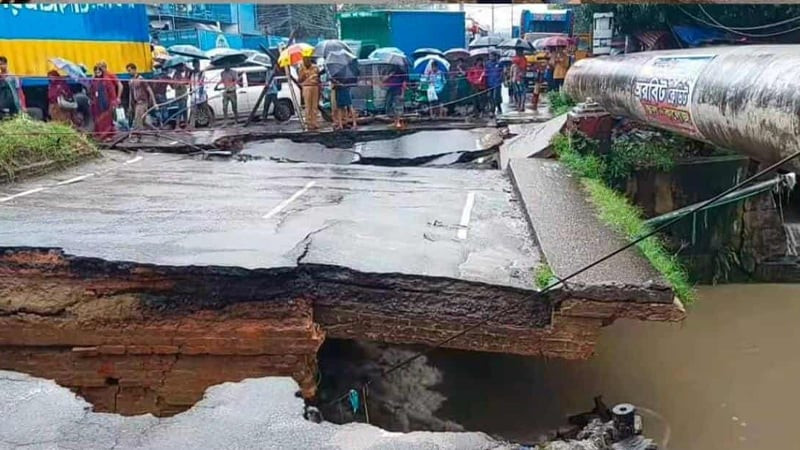 চট্টগ্রামে বায়েজিদ সড়কের সেতু আংশিক ধসে, যান চলাচলে বিঘ্ন