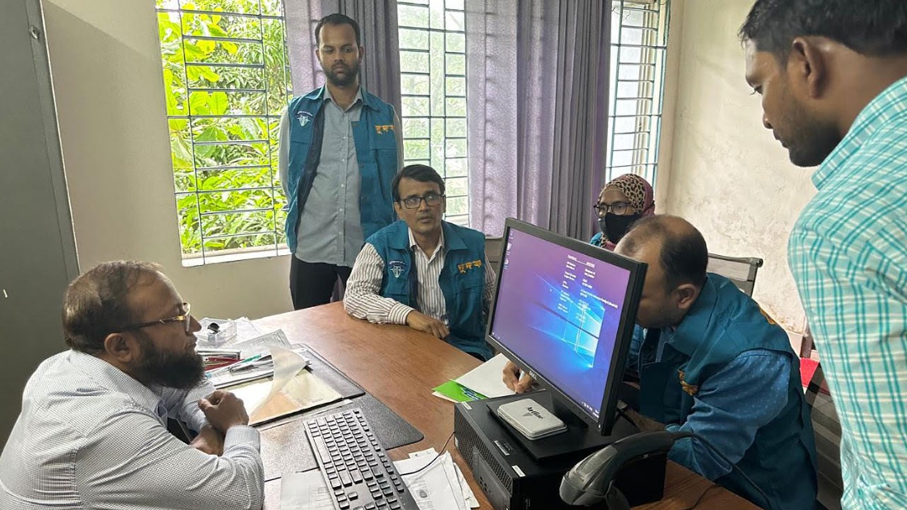 পাসপোর্ট অফিসে ছদ্মবেশে দুদকের অভিযান