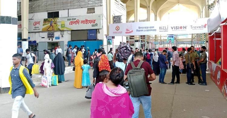 যাত্রীবোঝাই ট্রেন ছাড়ছে ঢাকা থেকে