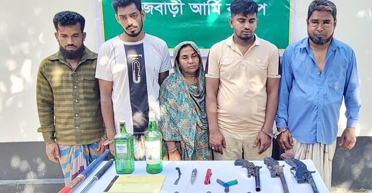 রাজবাড়ীতে মজনু গ্রুপের ৫ সদস্য গ্রেফতার, অস্ত্র-গুলি উদ্ধার