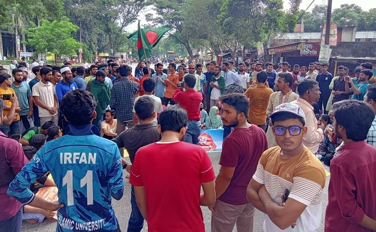 ইবি থানা স্থানান্তর না করার দাবিতে খুলনা-কুষ্টিয়া মহাসড়ক অবরোধ