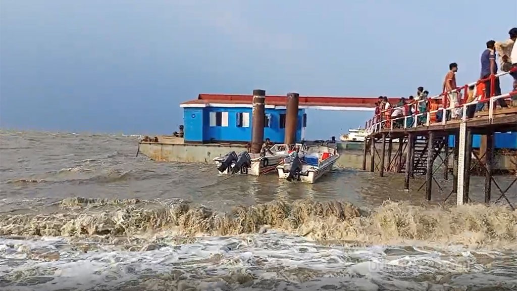 টানা বৃষ্টি ও জোয়ারে নিঝুমদ্বীপ পানিবন্দি, হাতিয়া বিচ্ছিন্ন