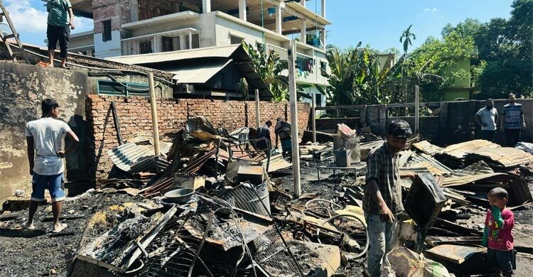 মিরসরাইয়ে অগ্নিকাণ্ডে তিন ব্যবসাপ্রতিষ্ঠান ও ১৩ ঘর পুড়ে ছাই