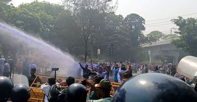 লাঠিচার্জ ও সাউন্ড গ্রেনেডে ছত্রভঙ্গ বিডিআরের চাকরিচ্যুত সদস্যরা
