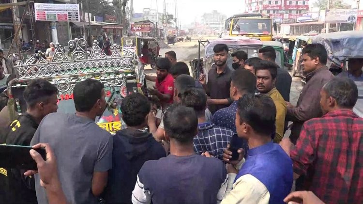 ট্রাফিক পুলিশের ওপর অটোরিকশাচালকদের হামলা, আহত ৪