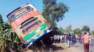 কুমিল্লায় নিয়ন্ত্রণ হারিয়ে গাছের সঙ্গে বাসের ধাক্কা, নিহত ৩