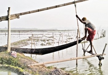 প্রযুক্তির ছোঁয়ায় বিলুপ্তির পথে পানি সেচের সেঁউতি