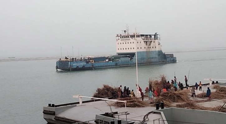 ৭ ঘণ্টা পর পাটুরিয়া-দৌলতদিয়া নৌরুটে ফেরি চলাচল স্বাভাবিক