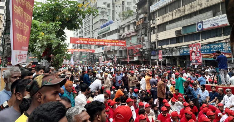 নয়াপল্টনে শ্রমিক সমাবেশে জনস্রোত, মঞ্চে গান-আন্দোলনের ছোঁয়া