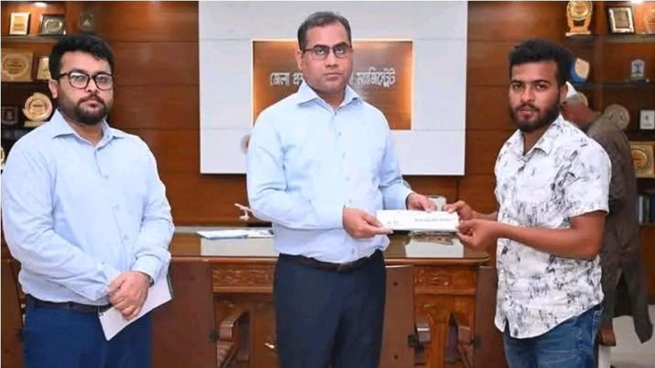 খুলনায় ছাত্রদের ওপর হামলার ঘটনায় আহত যুবলীগ নেতা পেলেন জুলাই যোদ্ধার অনুদান, তদন্ত কমিটি গঠন