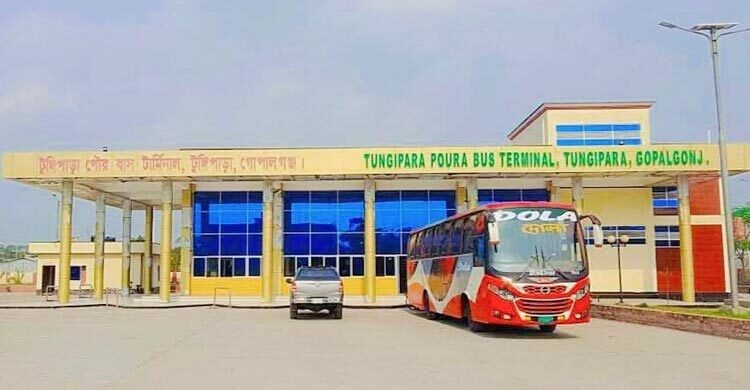 যাত্রীদের কাছ থেকে নেওয়া অতিরিক্ত ভাড়া ফেরত দিলেন ইউএনও