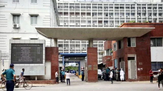 ‘সুবিধাভোগী’ প্রশাসন নিয়ে বেকায়দায় অন্তর্বর্তী সরকার