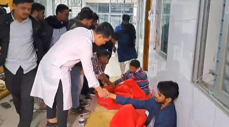 আহতদের দেখতে হাসপাতালে সারজিস ও হাসনাত