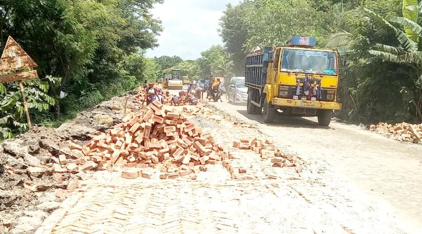 খুলনা-সাতক্ষীরা সড়কের গর্ত ও ধ্বসের কারণে চলাচলে প্রাণের ঝুঁকি